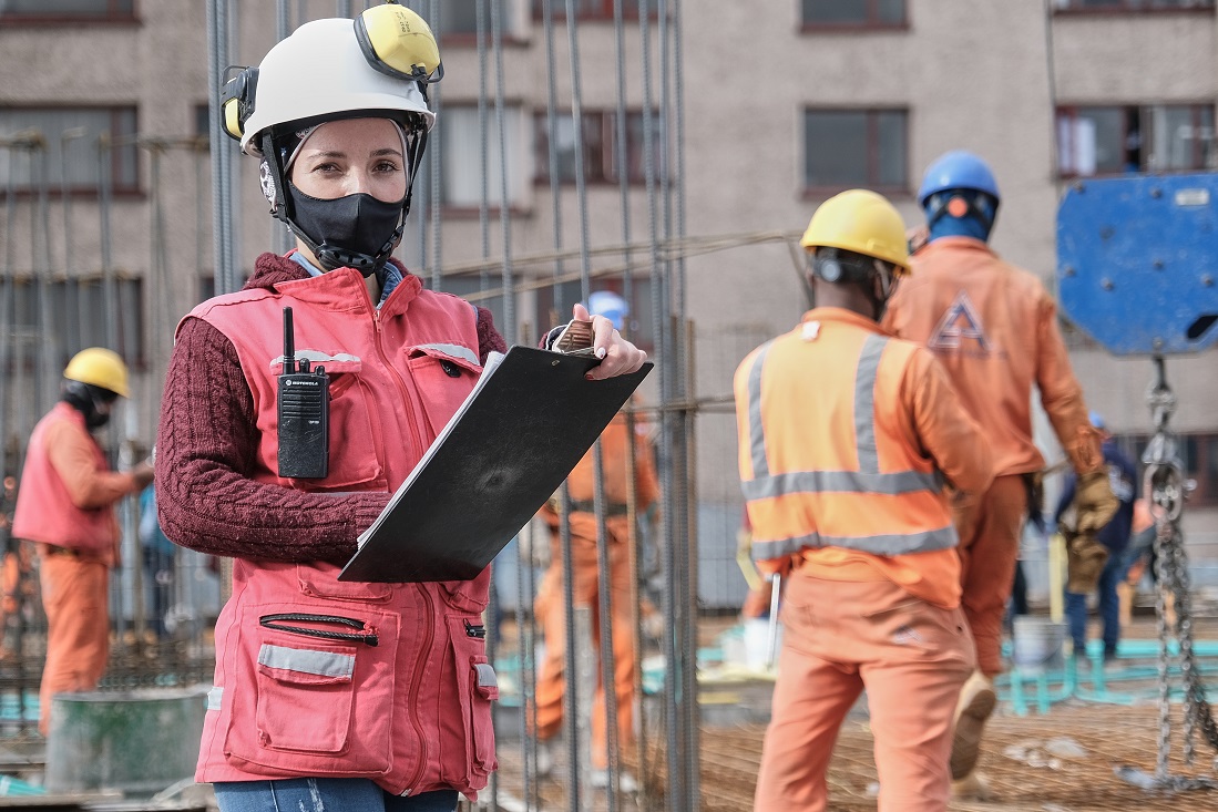 Mujer en obra de construccion