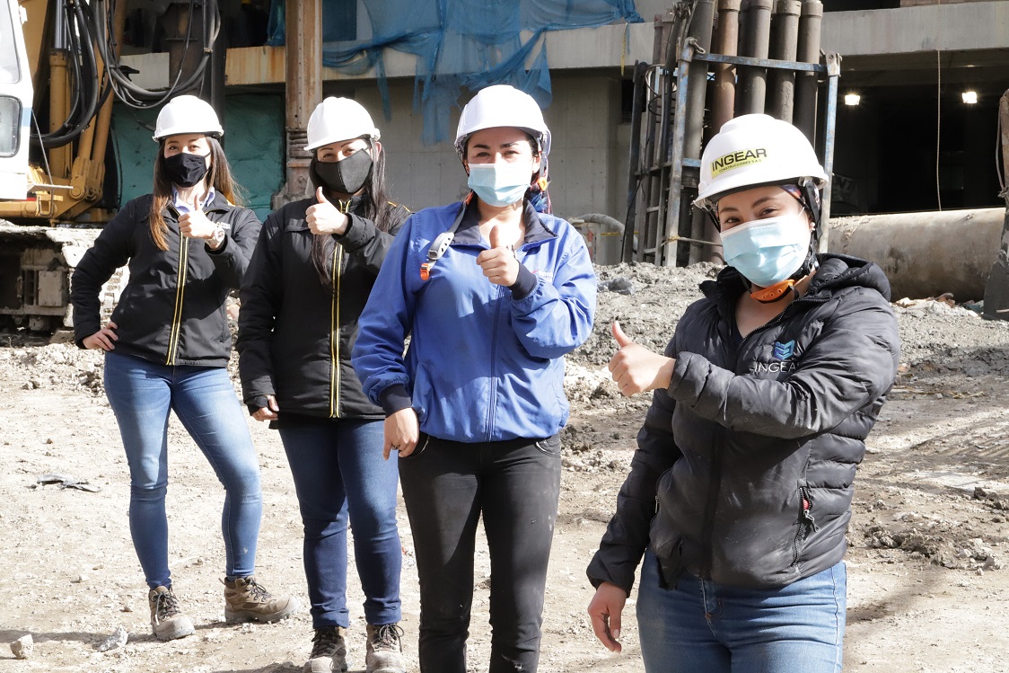 Mujeres en una obra de cosntrucción