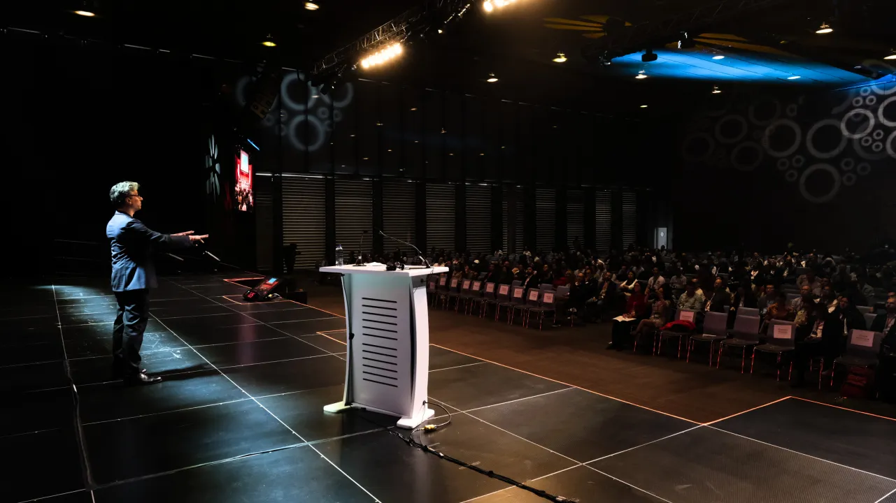 Jeremy Alain Siegel presentó “Ciudades azules y verdes”