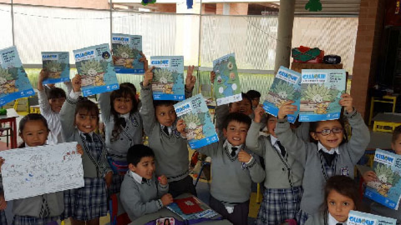Niños estudiantes reciben cartilla del río Bogotá