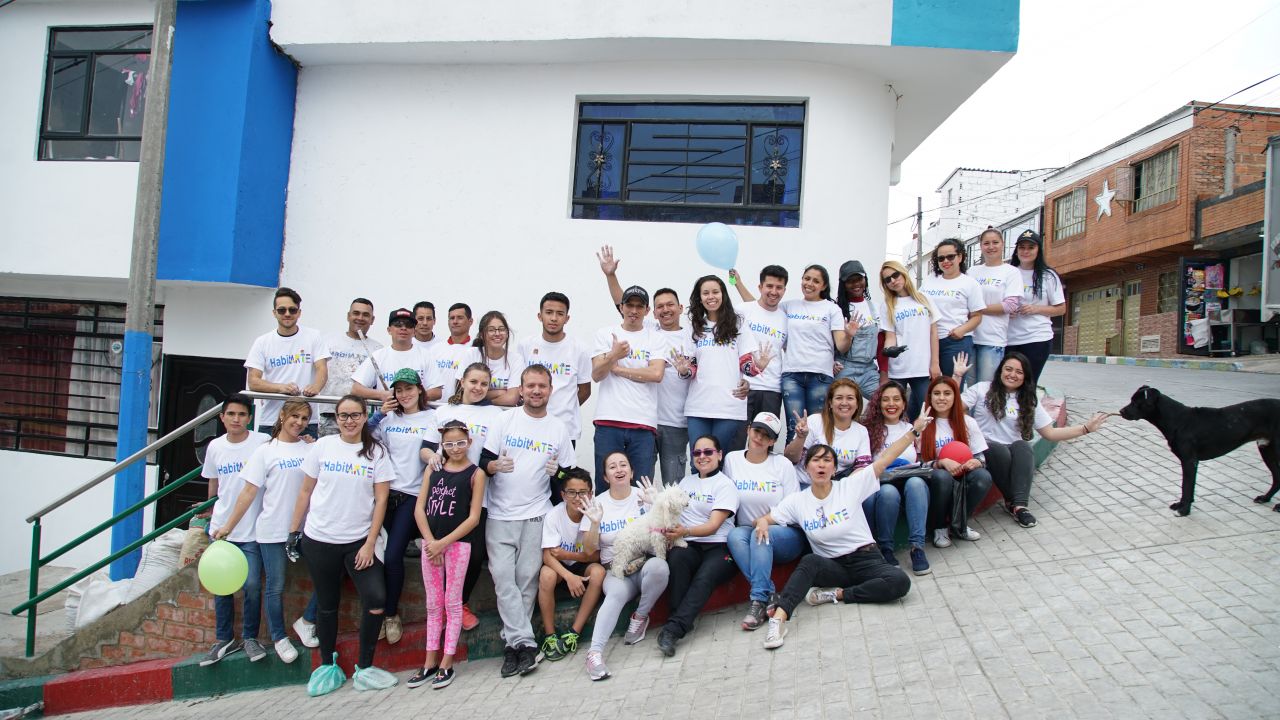 Voluntarios y habitantes de Río de Janeiro se unen alrededor de pintura