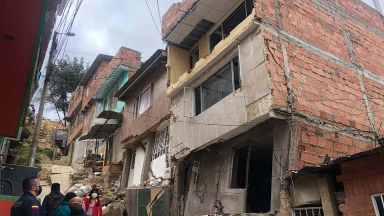 Casas en riesgo de derrumbe en Santa Cecilia II
