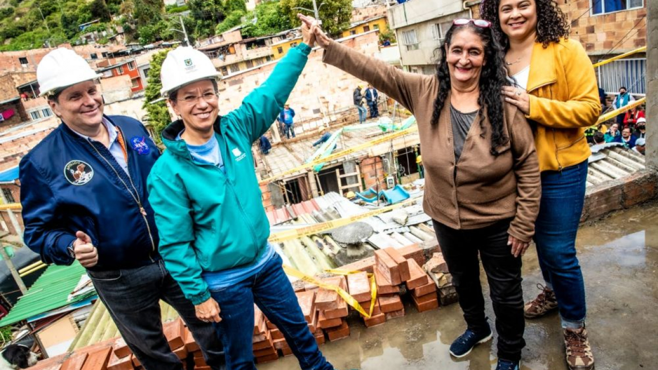 Claudia López y Nadya Rangel junto a una beneficiaria del Plan Terrazas