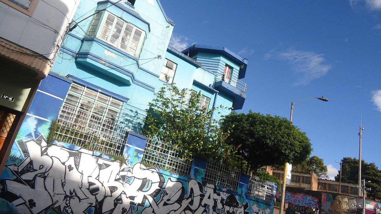 Fachada de casa azul en Bogotá