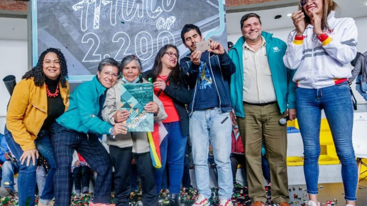 Entrega escrituras públicas de vivienda a familias de Ciudad Bolívar y Bosa