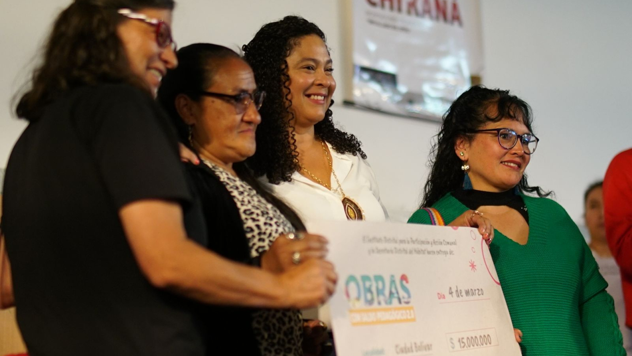 Secretaria Nadya Rangel entrega incentivos de Obras con Saldo Pedagógico