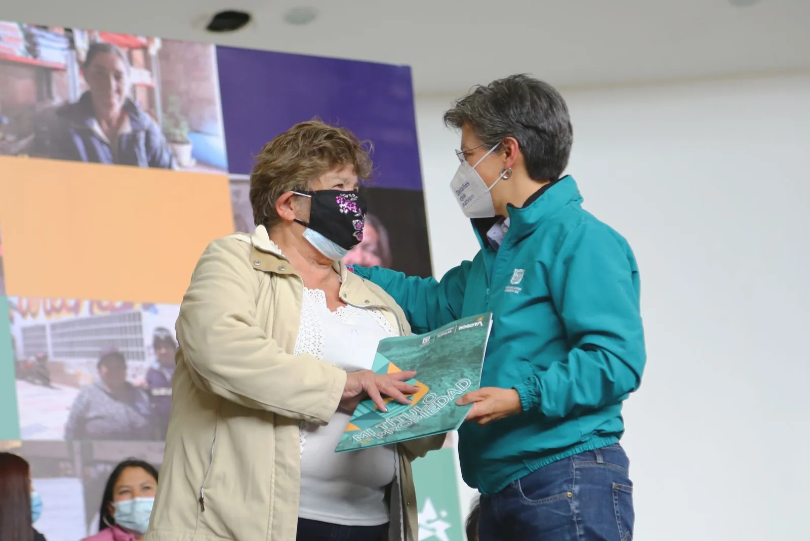 La alcaldesa Claudia López entrega un título de propiedad