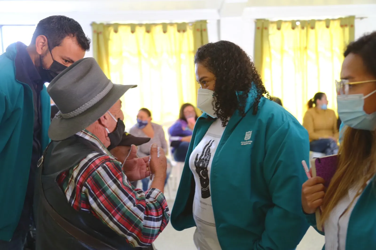 Nadya Rangel en Ciudad Bolívar con habitantes de Paraíso, Ciudad Bolívar