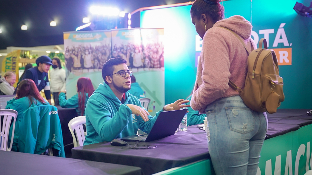 Funcionario de la SDHT atendiendo a una ciudadana.
